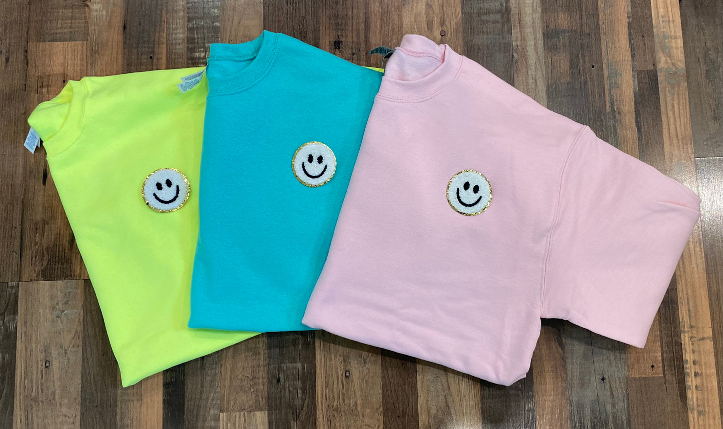 CHENILLE PATCH SMILEY CREWNECK