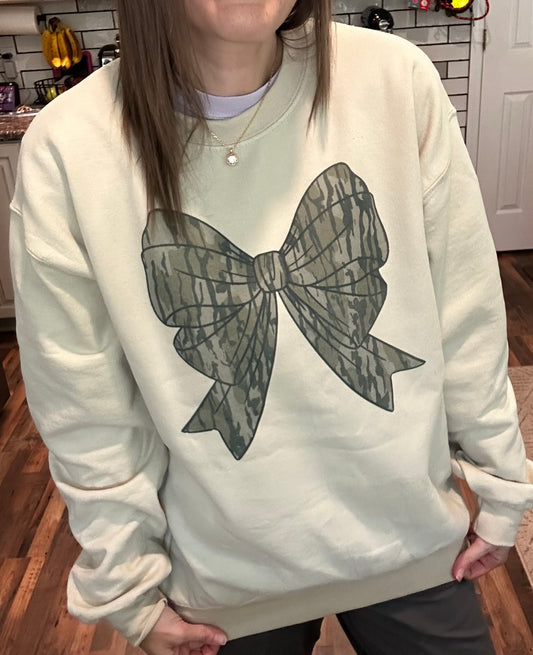 CAMO BOW CREWNECK